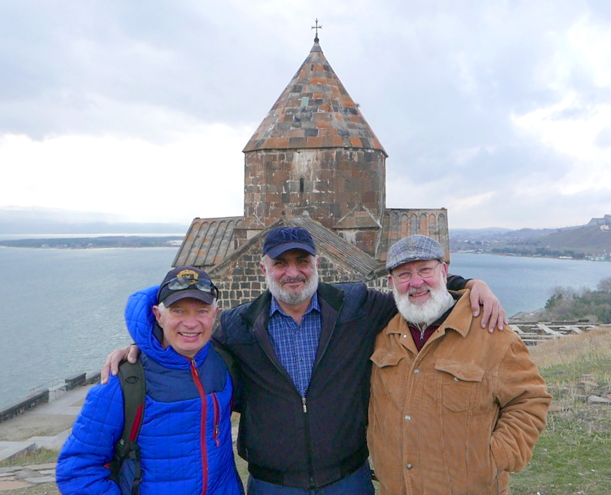 Von links nach rechts: Bernd (VK2IA), Karen (EK7DX), Klaus (DK9VC) /  November 2017 bei einem Ausflug zu Lake Sevan, Hochland von Armenien (knapp 2000 m) 